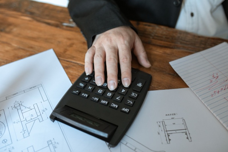 Calculator pe birou cu schițe — analiză cost website firmă