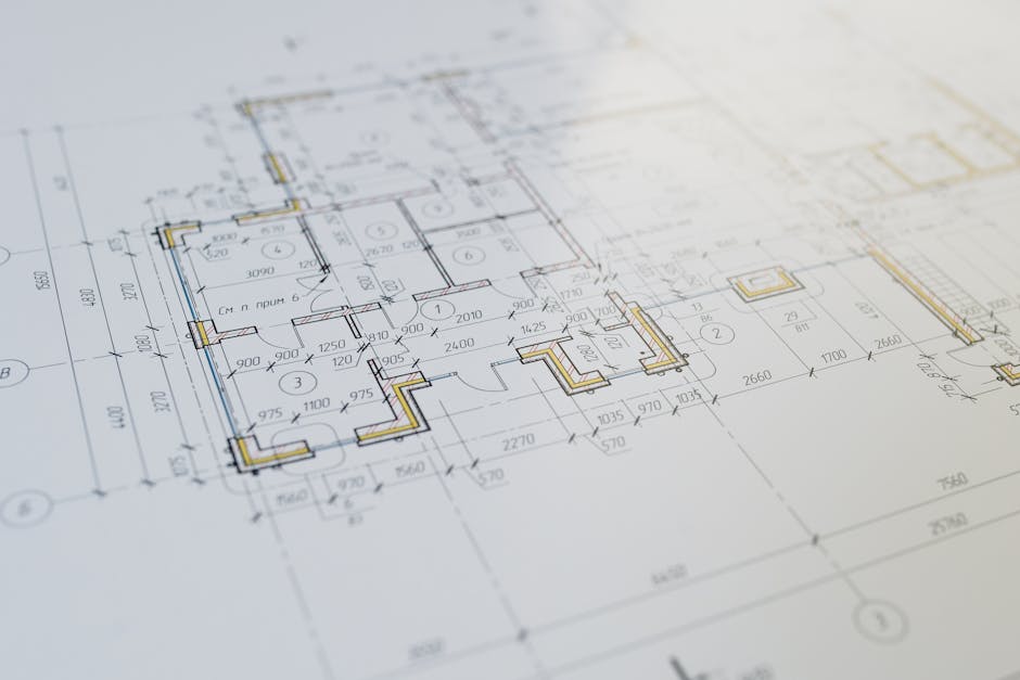 Arhitect cu planuri de construcție — site-ul poziționează firma ca expertă, nu doar manoperă