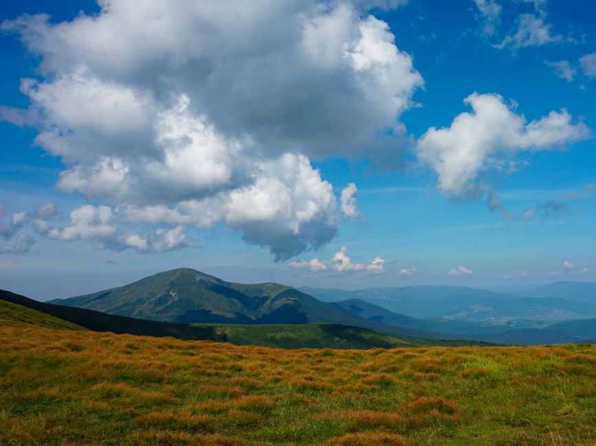 Peisaj montan din apropiere — informațiile despre zonă sunt esențiale pentru turistul digital