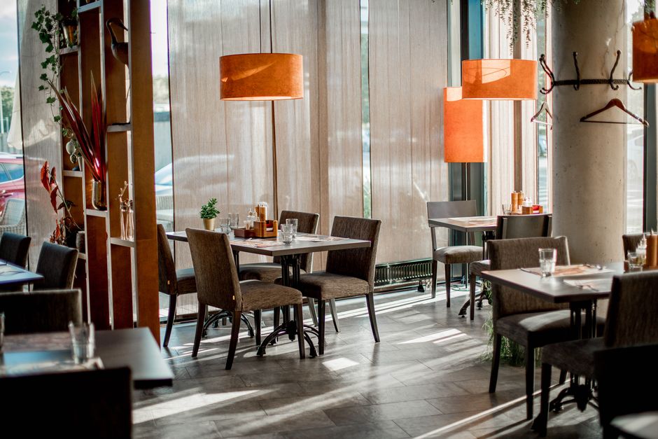 Restaurant elegant interior — exemplu de afacere care merită un website cu rezervări online