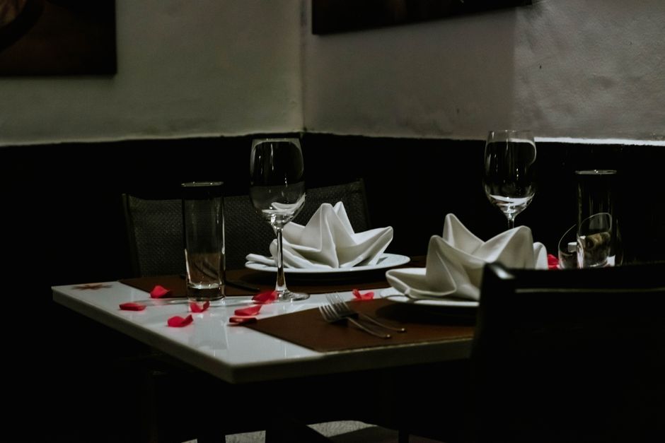 Masă pregătită în restaurant — un website cu meniu digital convinge clientul înainte să intre