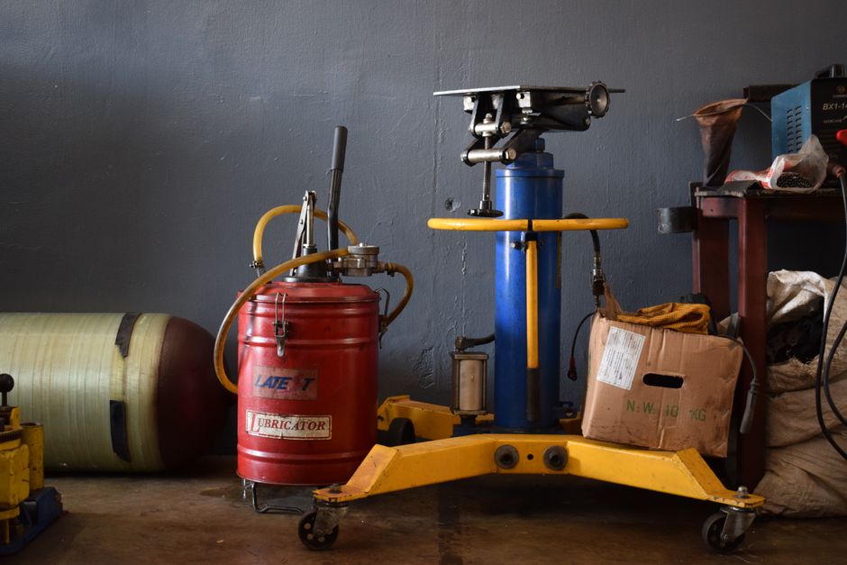 Atelier auto cu utilaje moderne — site-ul listează clar serviciile (vulcanizare, mecanică, electrică, tinichigerie)