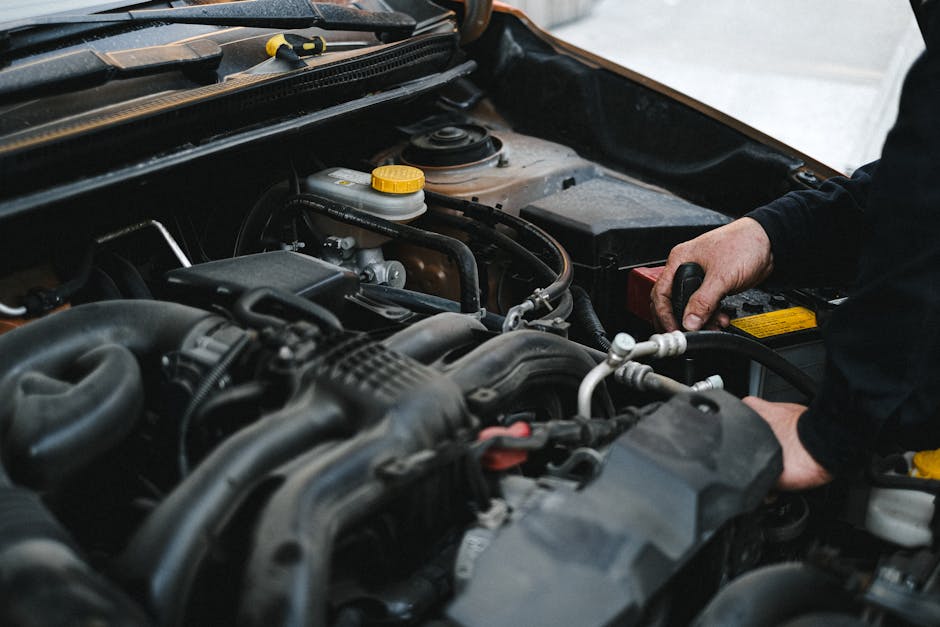 Mecanic verificând motorul cu instrumente moderne — galerie reparații înainte/după convinge clientul