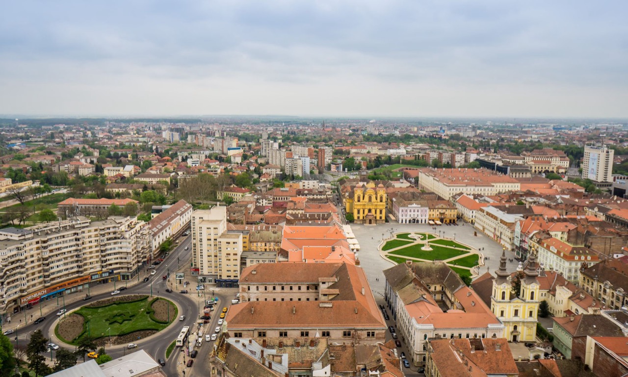 Vedere panoramică oraș românesc cu arhitectură clasică