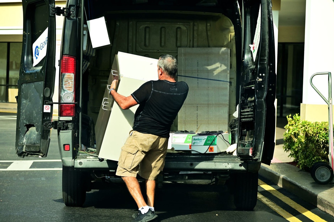 Camion de mutare cu cutii și mobilier