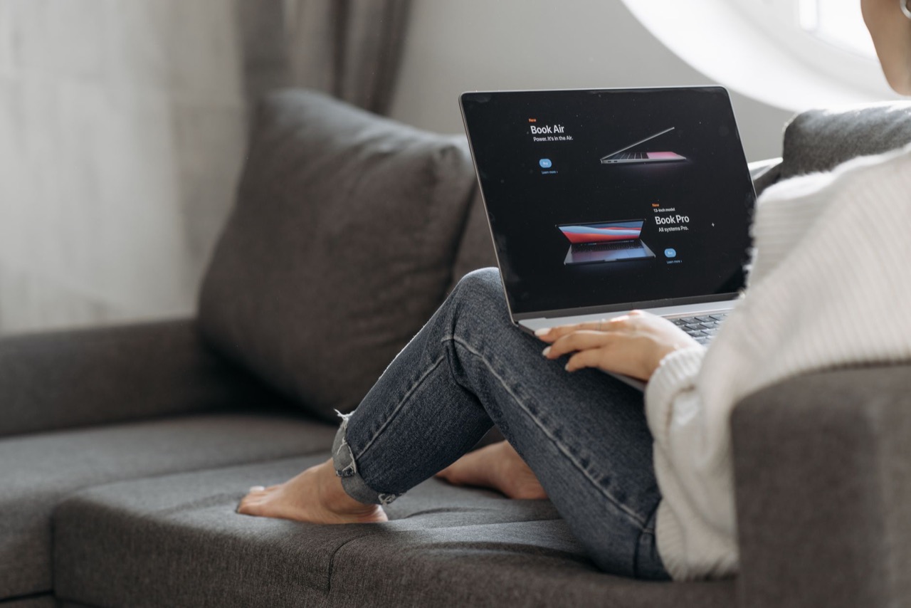 Laptop cu comparație vizuală de website-uri